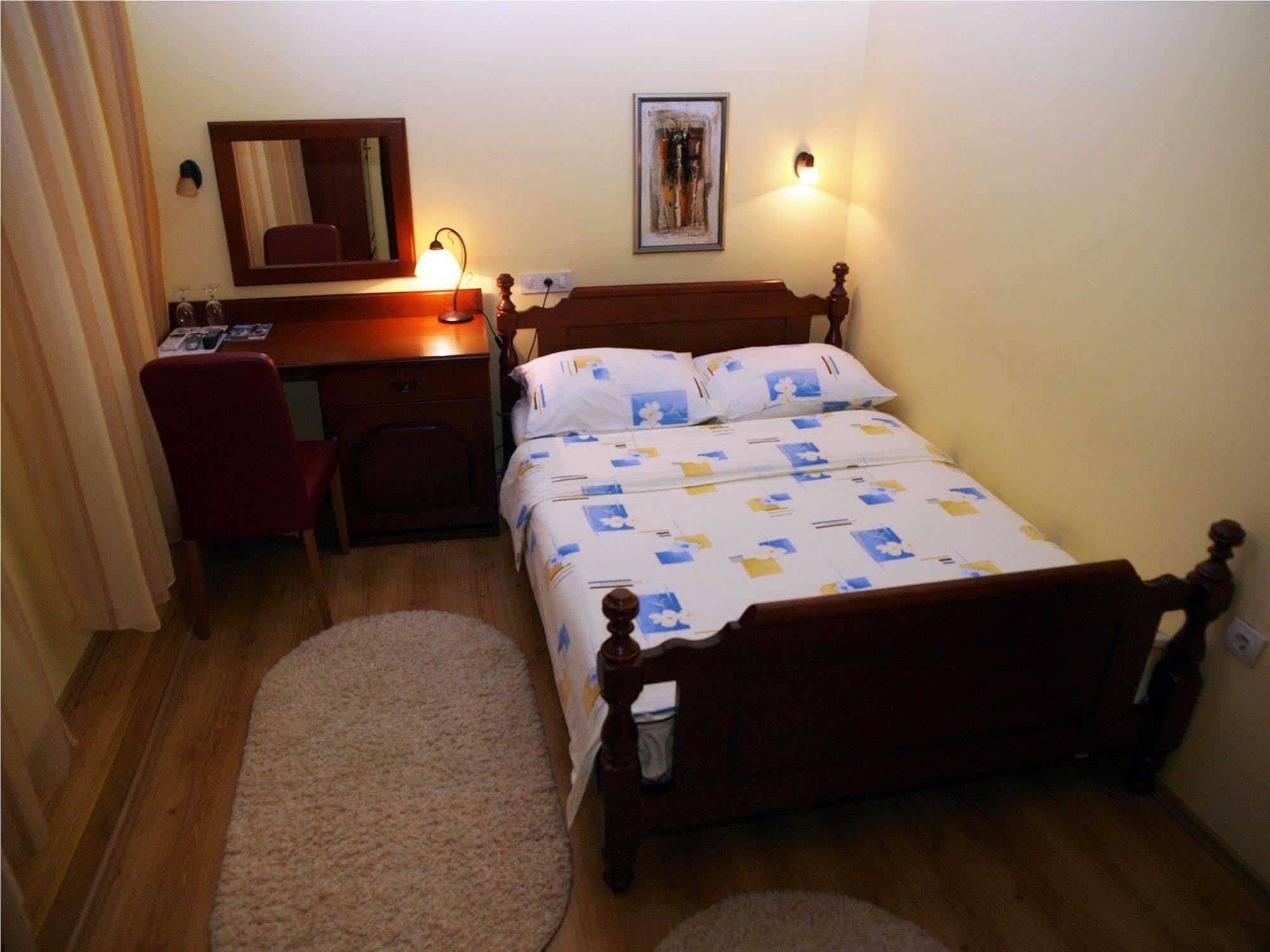 Hotel Laguna Podgorica Buitenkant foto