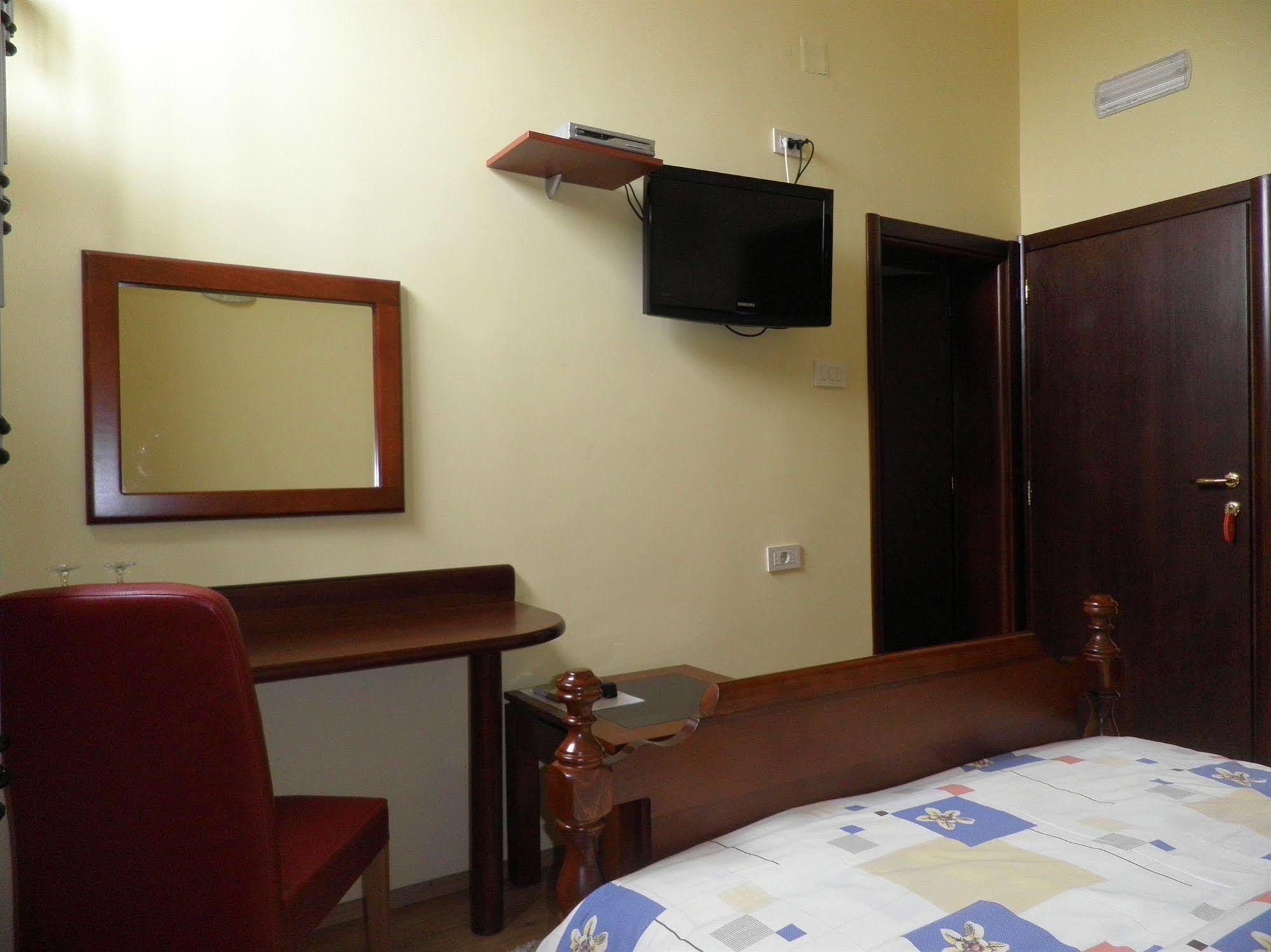 Hotel Laguna Podgorica Buitenkant foto